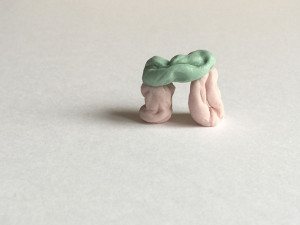 Dolmentransport, porcelaine, 1 x 2,5 x 2,5 cm, 2015